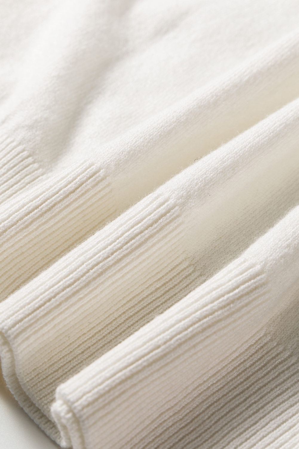 White Button Split Cuffs Round Neck Slim Sweater